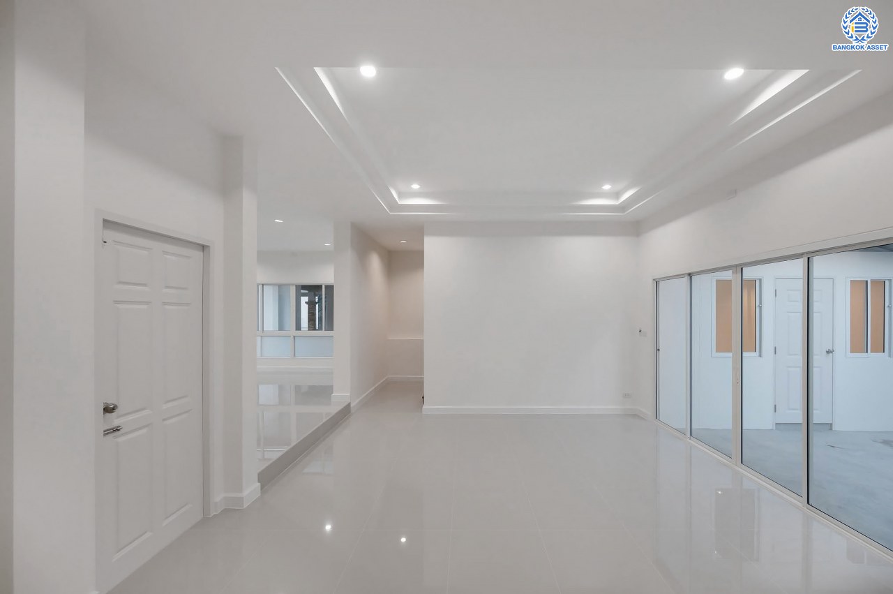 บ้านมือสองตกแต่งใหม่ โครงการ นนท์ณิชา พระนั่งเกล้า เนื้อที่กว้าง 67.5 ตร.ว. ฟังก์ชัน 3 ห้องนอน 3 ห้องน้ำ 1 ห้องอเนกประสงค์ 2 จอดรถ บนทำเลศักยภาพ ติดถนนรัตนาธิเบศร์ เชื่อมต่อถนนชัยพฤกษ์ ใกล้รถไฟฟ้าสายสีม่วง "สถานีไทรม้า" และจุดขึ้นทางด่วน "งามวงศ์วาน"